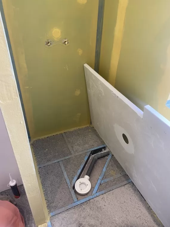Pose d’un receveur sur plancher bois à st brieuc, Plouha, LCS Le Corre Chauffage Sanitaire